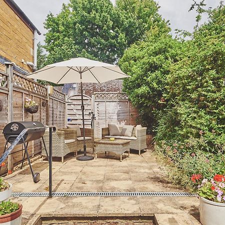 水上伯顿兰斯顿纳旅馆住宿加早餐旅馆 外观 照片 A typical garden in the UK