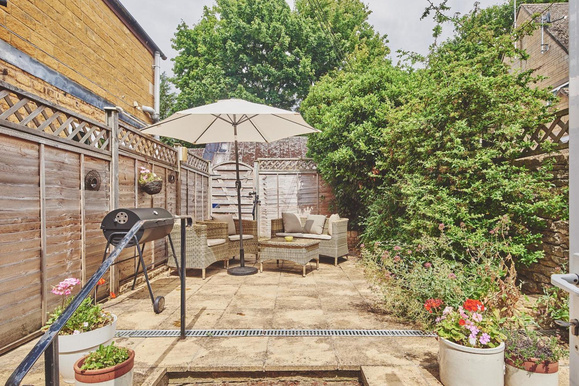 水上伯顿兰斯顿纳旅馆住宿加早餐旅馆 外观 照片 A typical garden in the UK